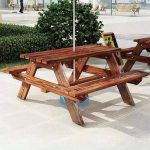 Outdoor-Picknicktisch in natürlicher Farbe mit Sonnenschirmloch, rechteckiger Tischplatte aus recyceltem Holz und einfachem Stil, 59"L x 59"B x 28"H, Natur
