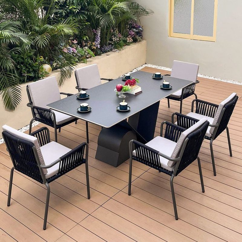 Skandinavischer Edelstahl-Patio-Armlehnenstuhl mit Kreidebezug, 23"L x 24"B x 31"H