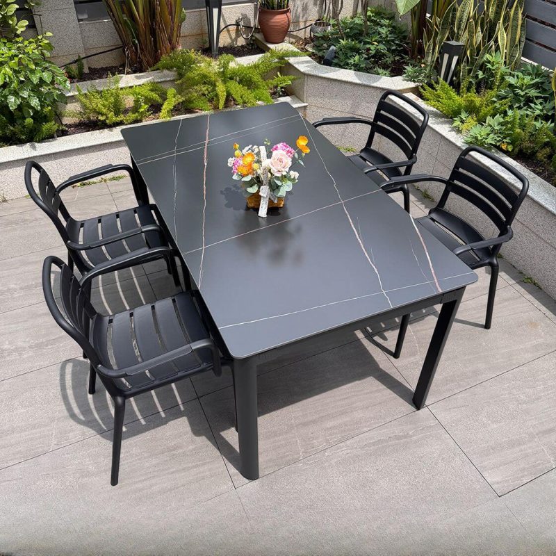Outdoor-Essset mit Sitzmöbeln aus Legierung, Tischplatte in Mitternachtsschwarz, UV-geschützt, 5-teiliges Set, Stuhl & Tisch, einfacher Stil, Schwarz, 63"L x 35"B x 29"H, Tisch & 4 Stühle