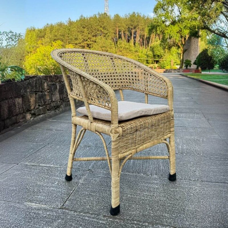 Trendiger beiger Rattangeflochtener Patio-Armlehnsessel mit Kissen, 1 Stuhl, 28"L x 26"B x 34"H
