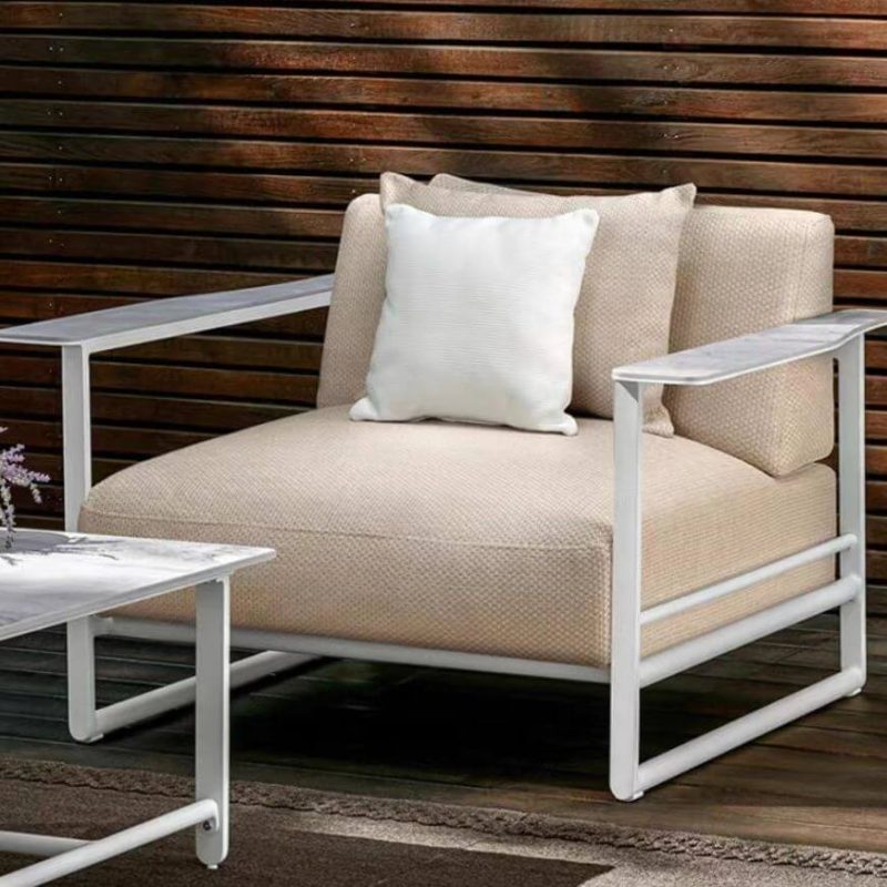 Trendiger weißer Edelstahl-Sofa für 3 Personen mit Kissen, UV-beständiges Kissen, 3-Sitzer Sofa