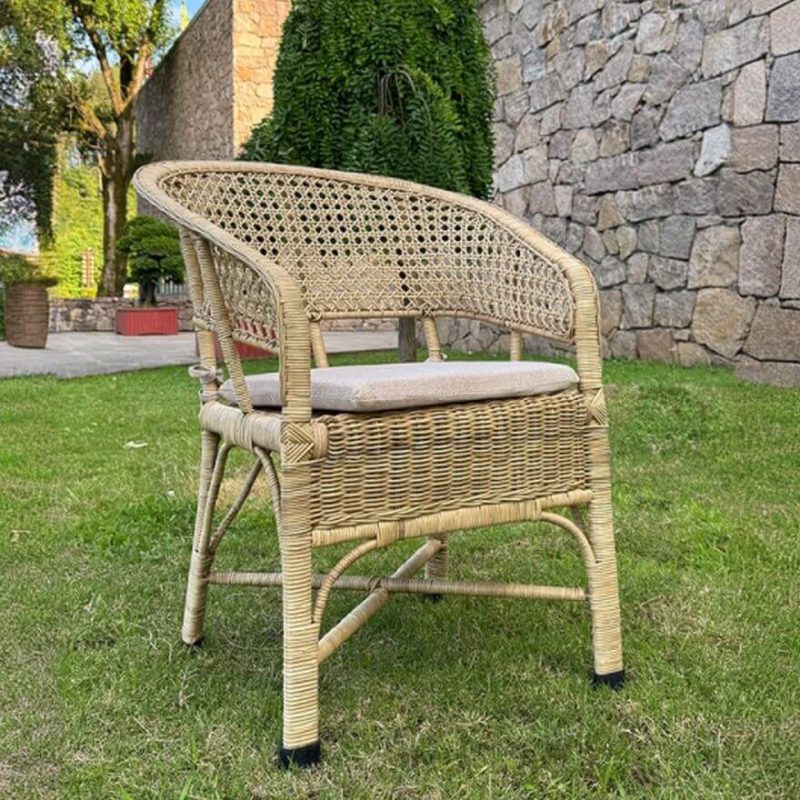 Trendiger beiger Rattangeflochtener Patio-Armlehnsessel mit Kissen, 1 Stuhl, 28"L x 26"B x 34"H