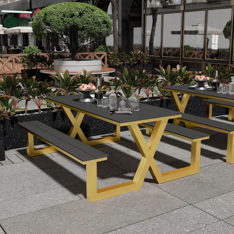 Einfacher Patio-Esstisch mit schwarzer rechteckiger Platte aus recyceltem Holz, 79"L x 63"B x 30"H, Gold-Schwarz, Quadratrohr