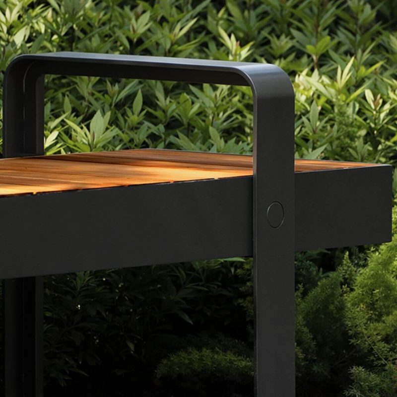 Lässige, feuchtigkeitsbeständige Parkbank mit Sepia/Naturholz-Sitz und Metallrahmen - 59"L x 18"B x 31"H