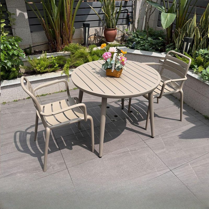 Outdoor-Esstischset mit Legierungssitz, 3-teiliges Set, Tan, UV-geschützt, Stuhl & Tisch, einfacher Stil, 35,4"L x 35,4"B x 28,3"H, Schreibtisch mit 2 Stühlen