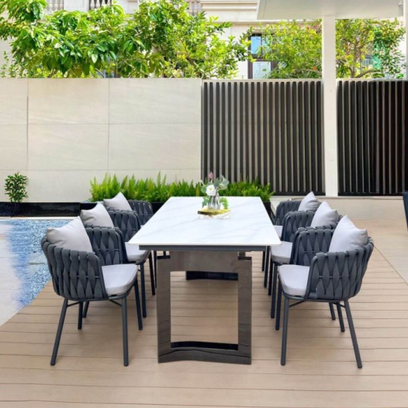 Trendiger Aluminium Metall Outdoor Armlehnenstuhl mit grauem Bezug und Kissen, 1 Stuhl, 23"L x 20"B x 31"H