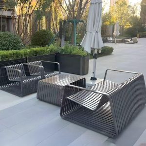 4-teilige silberne Lounge-Sitzgruppe für die Terrasse mit Metalltisch, UV-beständig, inklusive Loveseat, 4-teiliges Set (2 Stühle & 1 Loveseat & 1 Couchtisch)