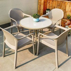 Outdoor-Esstischset in Kreide mit Polymer-Verbundsitz, flammhemmend - 5-teilig mit Stuhl, einfachem Stil und Tisch, 31,5"L x 31,5"B x 28,3"H, Tisch & 4 Stühle