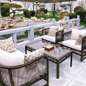 Wasserbeständiges Rattan-Patio-Sofa-Sitzset mit Kreide gepolsterter Rückenlehne Loveseat und Midnight Black Tisch in einem modernen einfachen Stil, 3-teilig, Schwarz, 3-teiliges Set (2 Loveseats & Couchtisch)