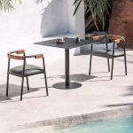 Skandinavischer schwarzer wasserdichter Aluminium Terrassen-Armlehnstuhl mit Kissen, 1 Stuhl, Beige
