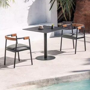 Skandinavischer schwarzer wasserdichter Aluminium Terrassen-Armlehnstuhl mit Kissen, 1 Stuhl, Beige