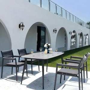 Trendiger Aluminium Metall Outdoor Armlehnenstuhl mit grauer Polsterung, 1 Stuhl mit Kissen, 24"L x 18"B x 34"H