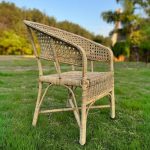 Moderner cremefarbener Rattangeflochtener Outdoor-Armlehnsessel mit Kissen, 1 Stuhl, 28"L x 26"B x 32"H