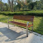 Zeitgenössische Gartenbank mit Lumber Sepia Sitzfläche, geschwungenen Armlehnen und Rückenlehne, 59"L x 18"B x 31.5"H