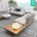 2-teiliges Garten-Sofa-Sitzgruppenset mit abnehmbaren Kissen, Sepia-Tisch, Polyester-Bezug, gewaschenen grauen Kissen, Holzplatte und Loveseat, 2-teiliges Set (Ecksofa & Couchtisch)