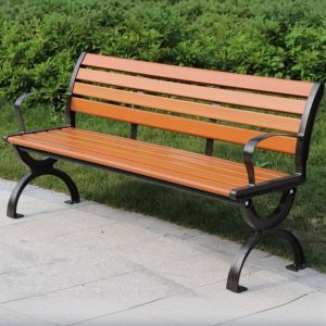 Zeitgenössische orangefarbene Holz-Patiobank mit geschwungener Armlehne und Rückenlehne, 59"L x 17"B x 31"H
