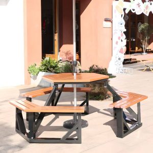 Outdoor-Picknicktisch mit Sonnenschirmloch, Metallrahmen in Hellbraun, einfacher Stil, Tisch