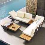 3-teiliges Set Sepia Timber Patio Sitzgruppe mit 100% Baumwollbezug, Sofa, weißen Kissen und gepolstertem Rücken, 3-teiliges Set (3-Sitzer Sofa x 2 & Couchtisch)