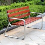 Casual Park Bank mit Edelstahlrahmen, geschwungener Armlehne, Rücken, feuchtigkeitsbeständigem Verbundholz, gelblich braun, 59"L x 27"B x 31"H