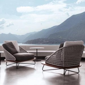 Patio-Sofagarnitur mit Holz-Tischplatte, Textil-Schwarzbezug, 4-teilig, Sepia-Tisch, Sofa inklusive, weiße Kissen, 4-teiliges Set (2 Stühle & 1 3-Personen-Sofa & 1 Couchtisch)