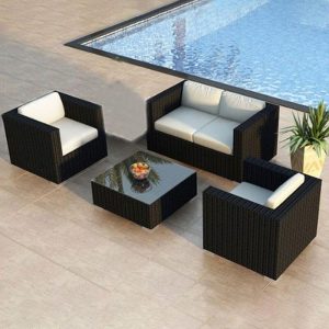 Moderne schwarze Outdoor-Sofa-Kombination aus Weinreben geflochten mit Glas-Couchtisch - 4-teiliges Set (2 Stühle & 1 Loveseat & 1 Couchtisch)