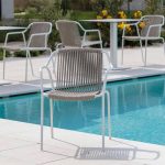 Skandinavischer schwarzer UV-beständiger Aluminium-Patio-Armlehnenstuhl, 1 Stuhl, 22"L x 22"B x 37"H