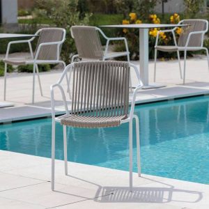 Skandinavischer schwarzer UV-beständiger Aluminium-Patio-Armlehnenstuhl, 1 Stuhl, 22"L x 22"B x 37"H