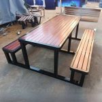 Outdoor-Picknicktisch mit Metallrahmen in hellbraunem rechteckigem, minimalistischem Stil, Walnuss