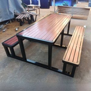 Outdoor-Picknicktisch mit Metallrahmen in hellbraunem rechteckigem, minimalistischem Stil, Walnuss