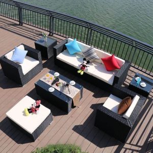 Moderne Rattan Courtyard Sofa Kombination mit Glas-Couchtisch - 4-teiliges Set (2 Stühle & 1 3-Personen-Sofa & 1 Couchtisch)