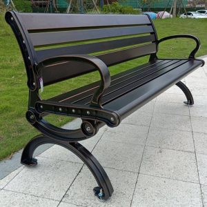 Art Deco Auburn Alloy Patio Bench mit gebogenem Arm und Rücken, 59"L x 24"B x 31"H