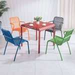 Minimalistischer orangefarbener stapelbarer Aluminium-Metall-Patio-Armlehnenstuhl - Einzelstuhl, Orange, 22"L x 27"B x 33"H