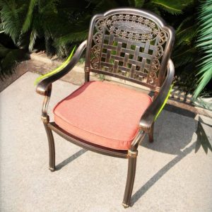 Outdoor-Esstischset mit Legierungssitz, flammhemmend, Tischplatte in Taupe, 5-teilig, Stuhl, einfacher Stil, Tisch, 31,5"L x 31,5"B x 28,3"H, Tisch & 4 Stühle