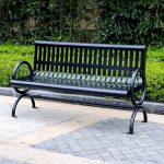 Stahl-Parkbank im einfachen Stil mit schwarzem geschwungenem Sitz, geschwungenem Arm und Rückenlehne, Schwarz