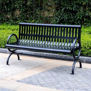 Stahl-Parkbank im einfachen Stil mit schwarzem geschwungenem Sitz, geschwungenem Arm und Rückenlehne, Schwarz