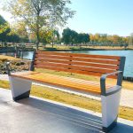 Holzfarbe Patiobank im einfachen Stil mit gebogenem Arm, Rücken und Ingenieurholz, Arm inbegriffen, 71"L x 21"B x 31"H