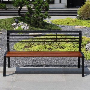 Zeitgenössische schwarze Gartenbank aus Holzwerkstoff mit Rücken