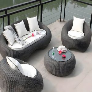 Glas-Couchtisch inklusive Courtyard Sofas Rattan Geflecht Modern in Grau - 4-teiliges Set (2 Stühle & 1 3-Personen-Sofa & 1 Couchtisch)