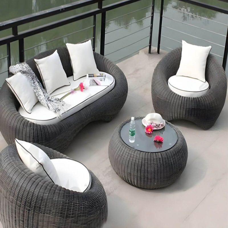 Glas-Couchtisch inklusive Courtyard Sofas Rattan Geflecht Modern in Grau - 4-teiliges Set (2 Stühle & 1 3-Personen-Sofa & 1 Couchtisch)