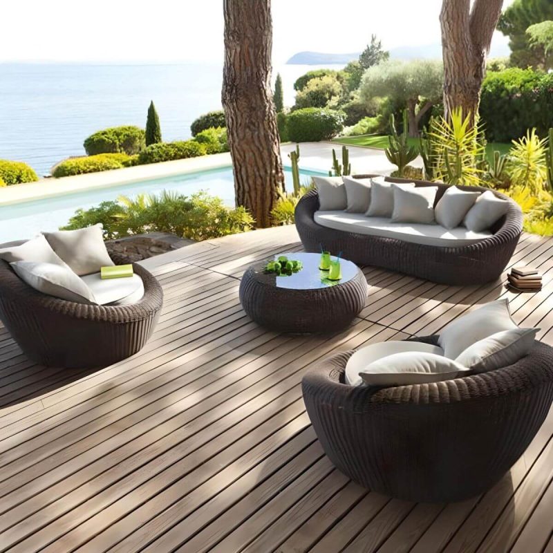 Dunkelbrauner Rattan Outdoor Sofa-Set im modernen Stil mit Glas-Couchtisch - 4-teiliges Set (2 Stühle & 1 3-Personen-Sofa & 1 Couchtisch)