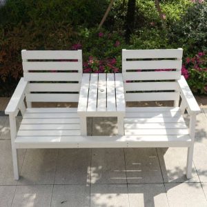 Zeitgenössische Gartenbank mit zitronenfarbener Sitzfläche und geraden Armlehnen, Gelb