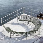 Zeitgenössische Salbei-Legierung Patiobank mit gebogenem Sitz und Rücken, 57"L x 31"B x 31"H