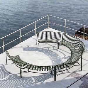 Zeitgenössische Salbei-Legierung Patiobank mit gebogenem Sitz und Rücken, 57"L x 31"B x 31"H